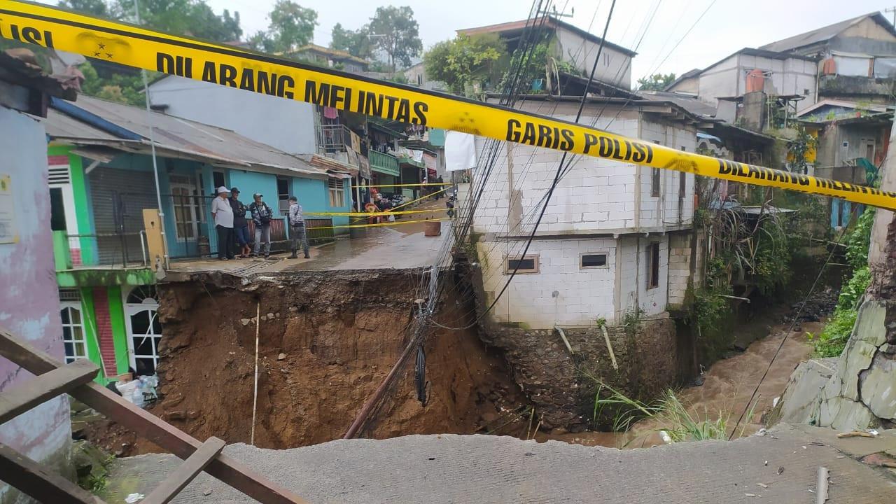 Jembatan di kawasan Puncak, Kabupaten Bogor, putus imbas hujan deras dan luapan sungai pada Minggu (2/3/2025) malam (Liputan6.com/Achmad Sudarno)