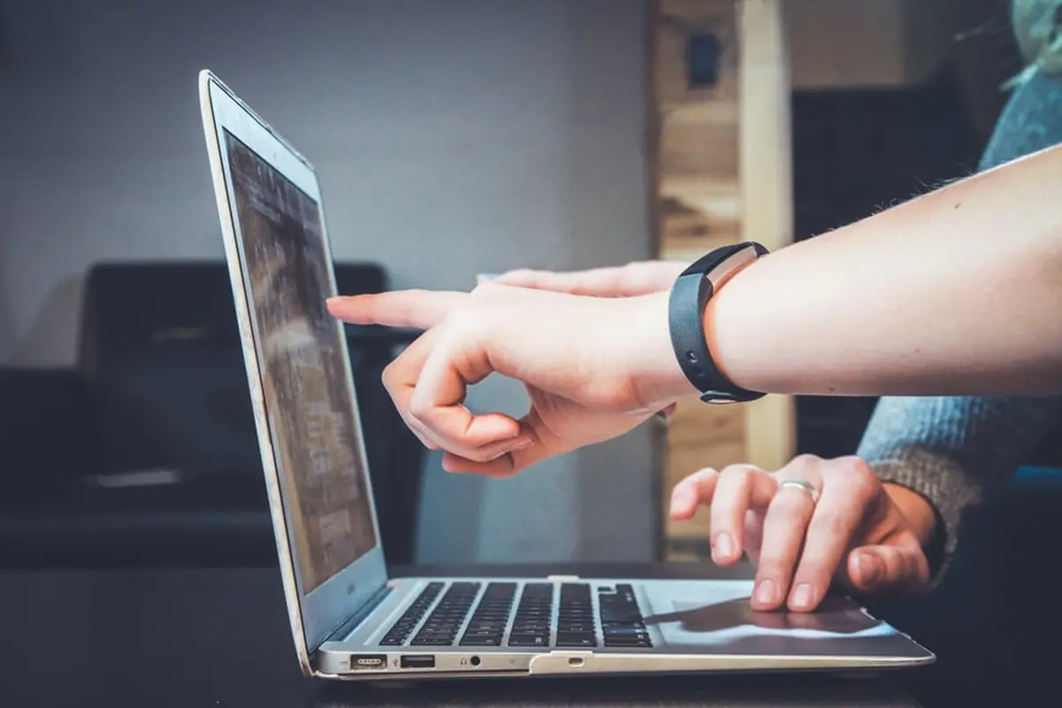 Ilustrasi Bisnis Online. Foto: Unsplash/ John Schnobrich