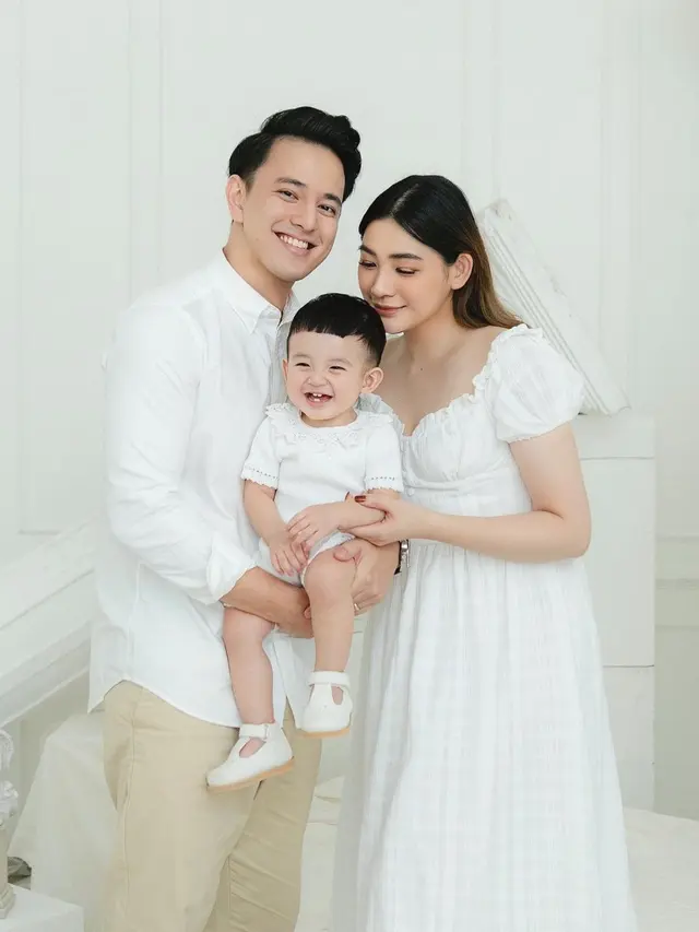 7 Potret Billy Davidson dan Patricia Devina Bareng Buah Hati yang Menggemaskan