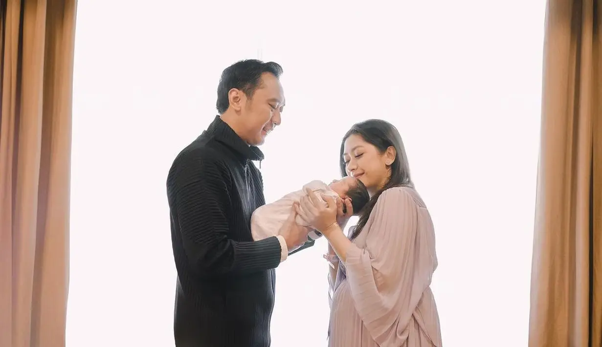 Aliya Rajasa dan Ibas Yudhoyono memandang malaikat kecil mereka dengan kasih sayang.  (Foto: Instagram/ ruby_26)