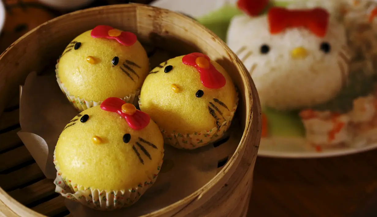 Roti berwarna kuning dan nasi dengan saus bayam disajikan dalam bentuk Hello Kitty di restoran di Hong Kong, China, Kamis (21/5/2015). Rencananya, restoran ini akan resmi dibuka pada 1 Juni mendatang. (REUTERS/Bobby Yip)