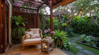 Desain Teras Samping Estetik Terhubung dengan Taman