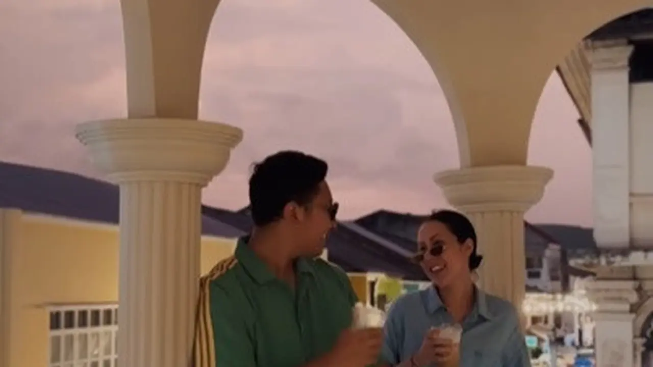 Makin Mesra, Ini Potret Darma Mangkuluhur Anak Tommy Soeharto Liburan Bareng Kekasih ke Phuket Old Town