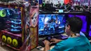 Peserta bermain game pada acara Festival Teknologi Campus Party di Sao Paulo, Brasil, Selasa (30/1). Sebanyak enam ribu pengguna internet pra-registrasi berpartisipasi dalam acara tahunan ini. (Nelson ALMEIDA/AFP)
