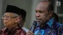 Ketua Perwakilan Pendeta Papua Richard Tonjau memberikan keterangan usai melakukan pertemuan dengan Wakil Presiden terpilih Maruf Amin di Jakarta, Kamis (5/9/2019). Pertemuan tersebut dalam rangka membahas terkait kondisi di Papua dan Papua Barat beberapa hari terakhir. (Liputan6.com/Faizal Fanani)