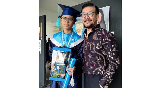 6 Potret Ferry Salim dan Istri Hadiri Wisuda Putra Bungsu, Ungkap Rasa Bangga