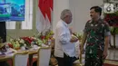 Menteri Pekerjaan Umum dan Perumahan Rakyat (PUPR) Basuki Hadimuljono berbincang dengan Panglima TNI Marsekal TNI Hadi Tjahjanto berbincang saat menghadiri rapat terbatas membahas kesiapan menghadapi dampak virus  di Istana Kepresidenan Bogor, Jakarta, Selasa (4/2/2020). (Liputan6.com/Faizal Fanani)