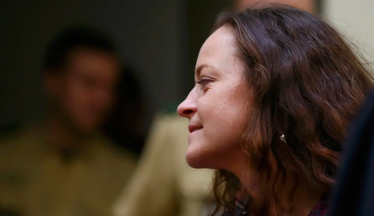 Beate Zschaepe (kiri) saat akan menjalani persidangan di Munich, Jerman, Selasa (10/11/2015).  Zschaepe juga diduga terlibat pembunuhan dari 10 orang dari tahun 2000 sampai 2007. (REUTERS/Michael Dalder)