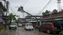 Badai tersebut menumbangkan pepohonan dan tiang listrik serta merusak atap bangunan. (Francisco Robles/AFP)