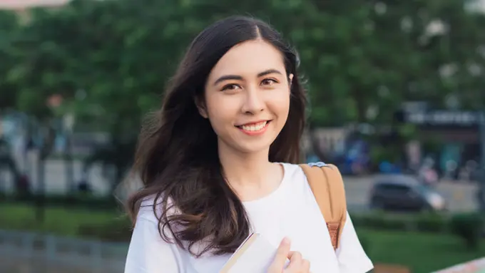 kepribadian perempuan cantik tersenyum bahagia