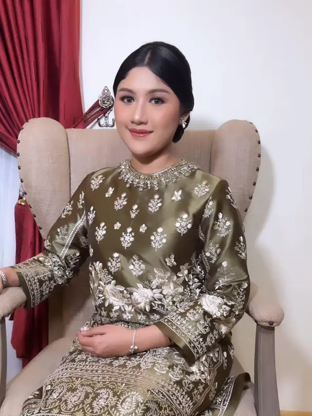 8 Adu Pesona Glamor Dua Menantu Jokowi, Selvi Ananda dan Erina Gudono Kenakan Kebaya Merah-Baju Kurung di Acara Pernikahan Kerabat