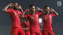 Para pemain Timnas Indonesia merayakan gol yang dicetak Osvaldo Haay ke gawang Thailand pada laga Piala AFF U-22 2019 di Stadion National Olympic, Phnom Penh, Selasa (26/2). Indonesia menang 2-1 atas Thailand. (Bola.com/Zulfirdaus Harahap)
