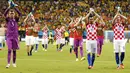 Pemain Timnas Kroasia memberikan applaus kepada para suporter yang menyaksikan langsung laga penyisihan Piala Dunia 2014 Grup A di Stadion Amazonia, Manaus, Brasil, (19/6/2014). (REUTERS/Siphiwe Sibeko) 