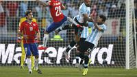 BEREBUT - Nicolas Otamendi melakukan duel udara melawan Charles Aranguiz. ( REUTERS/Ivan Alvarado)