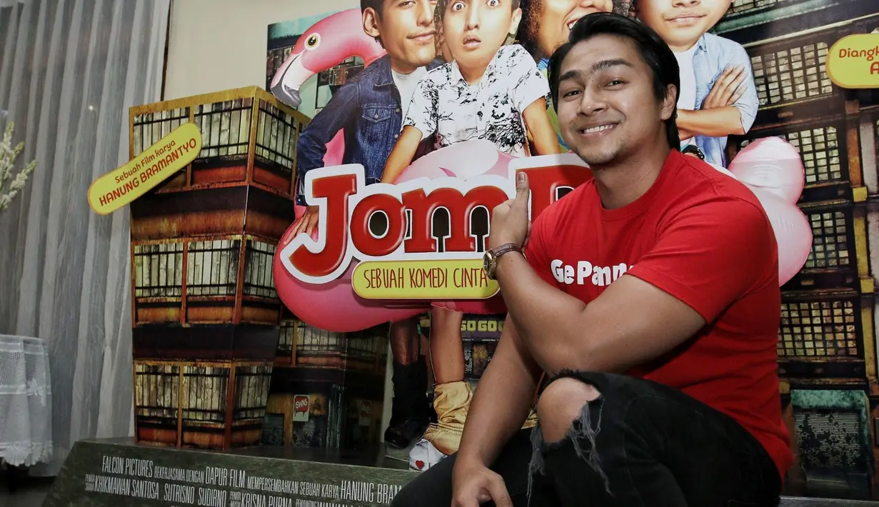 Olip yang dulu diperankan oleh Rizky Hanggoni untuk yang sekarang diperankan oleh Deva. Pemeran Arifin dalam film Bangkit itu digambarkan tidak banyak bicara. Ia juga tidak boleh berbicara dengan pemeran sebelumnya. (Adrian Putra/Bintang.com)