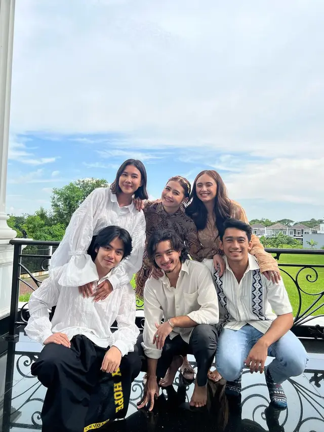 Angga Yunanda dan Shenina Cinnamon rayakan lebaran bareng