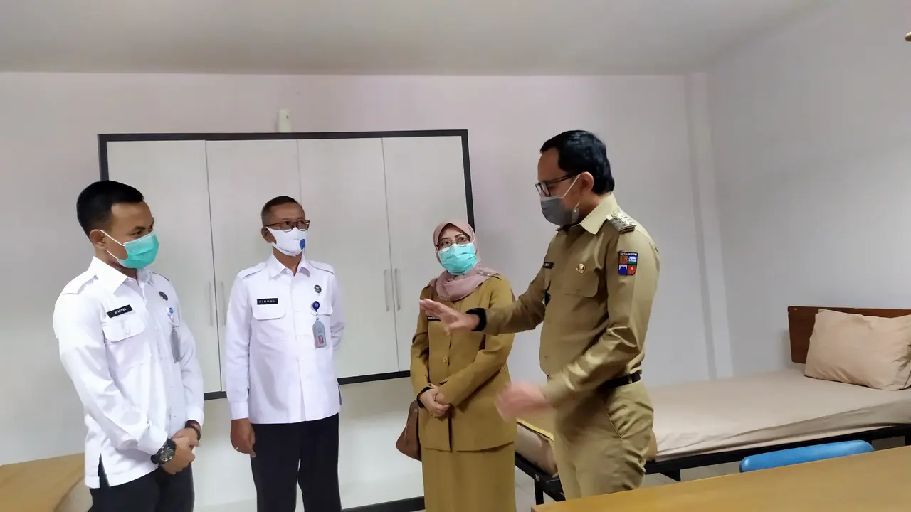 Wali Kota Bogor Bima Arya saat menandatangani perjanjian kerjasama penanganan dan perawatan pasien Covid-19 di Kota Bogor. (Liputan6.com/Bima Arya)