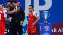 Kapten Timnas Futsal Indonesia, Mochammad Iqbal Rahmattulah, menatap trofi juara Piala Asia Futsal 2026 yang gagal diraih setelah kalah dari Iran pada laga final yang berlangsung di Indonesia Arena, Jakarta, Sabtu (7/2/2026). (Bola.com/Bagaskara Lazuardi)