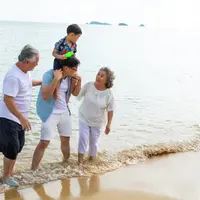 Hal yang Perlu Diperhatikan saat Liburan Membawa Orangtua/copyright shutterstock/BigPixel Photo