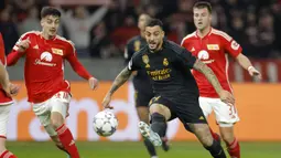 Pemain Real Madrid, Joselu mengumpan bola ke rekannya saat laga lanjutan Grup C Liga Champions 2023/2024 melawan Union Berlin di Olympiastadion, Berlin, Jerman, Rabu (13/12/2023) dini hari WIB. (AFP/Odd Andersen)