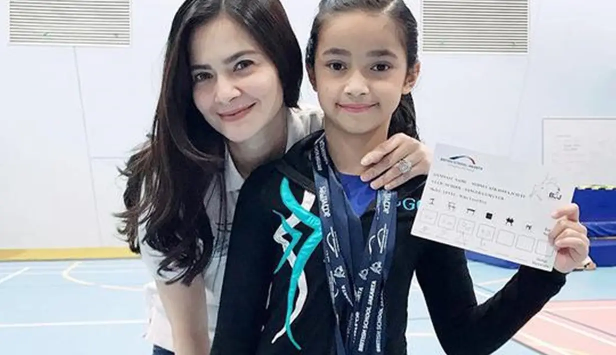 Anak Cut Tari bernama Sydney Azkassyah Yusuf juga berprestasi di bidang gymnastic. Wajah bangga melihat sang anak menang lomba terlihat jelas dari raut wajah Cut Tari. Ia merasa sangat senang dengan keberhasilan sang anak. (Liputan6.com/IG/cuttaryofficial)
