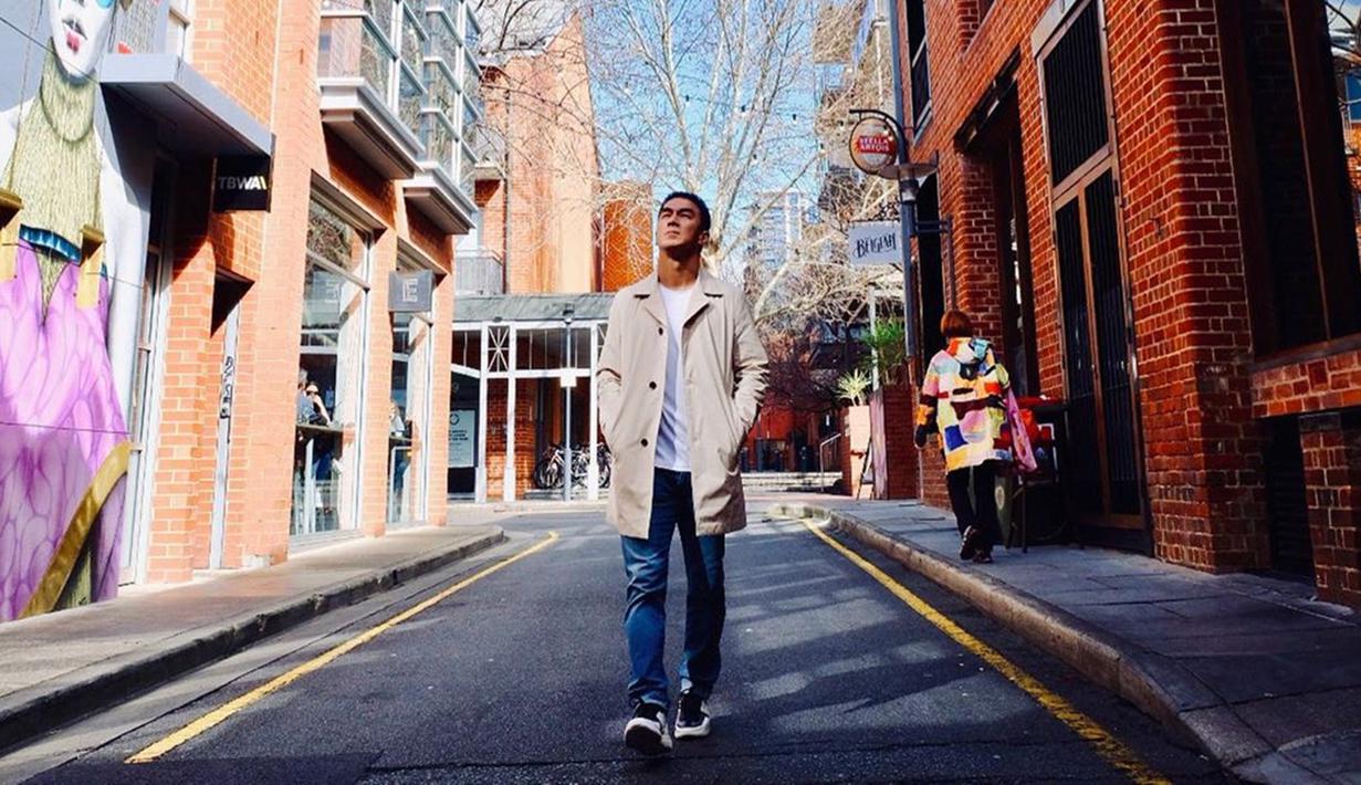 Meski mengenakan pakaian kasual, Joe Taslim tetap memukau. Lihat saja pada foto ini, ia mengenakan kaus polos putih yang dipadukan dengan coat dan celana jeans serta sneakers. (Liputan6.com/IG/@joe_taslim)