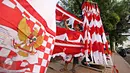 Pedagang menjajakan bendera dan umbul-umbul yang dijual di kawasan Tanjung Barat, Jakarta, Senin (1/8). Bendera dan umbul-umbul tersebut dijual mulai dari Rp.20 ribu hingga Rp.250 ribu, tergantung ukuran. (Liputan6.com/Immanuel Antonius)