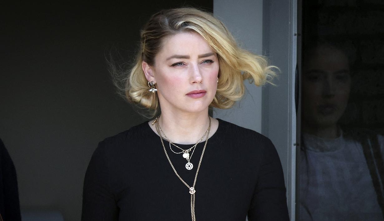 Aktris Amber Heard meninggalkan Gedung Pengadilan Fairfax County di Fairfax, Virginia, Amerika Serikat, 1 Juni 2022. Ada formula khusus untuk memetakan Amber Heard punya wajah sempurna, mulai dari pertimbangan jarak di antara alis, dahi, mata, hingga bibir untuk menggambarkan kesempurnaan. (Win McNamee/Getty Images/AFP)