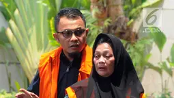 Anggota DPRD Sumut nonaktif Helmiati (kanan) dan Ketua Fraksi PAN DPRD Lampung nonaktif Agus Bhakti Nugroho (kiri) tiba di Gedung KPK, Jakarta, Rabu (31/10). Keduanya akan menjalani pemeriksaan lanjutan. (Merdeka.com/Dwi Narwoko)