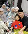 Sebelum melaksanakan ibdah puasa keesokan harinya, Ayu Ting Ting bersama keluarganya mengadakan tarawih bersama. Bahkan hadir pula calon ibu mertua dan calon adik ipar. [@mom_ayting92_]