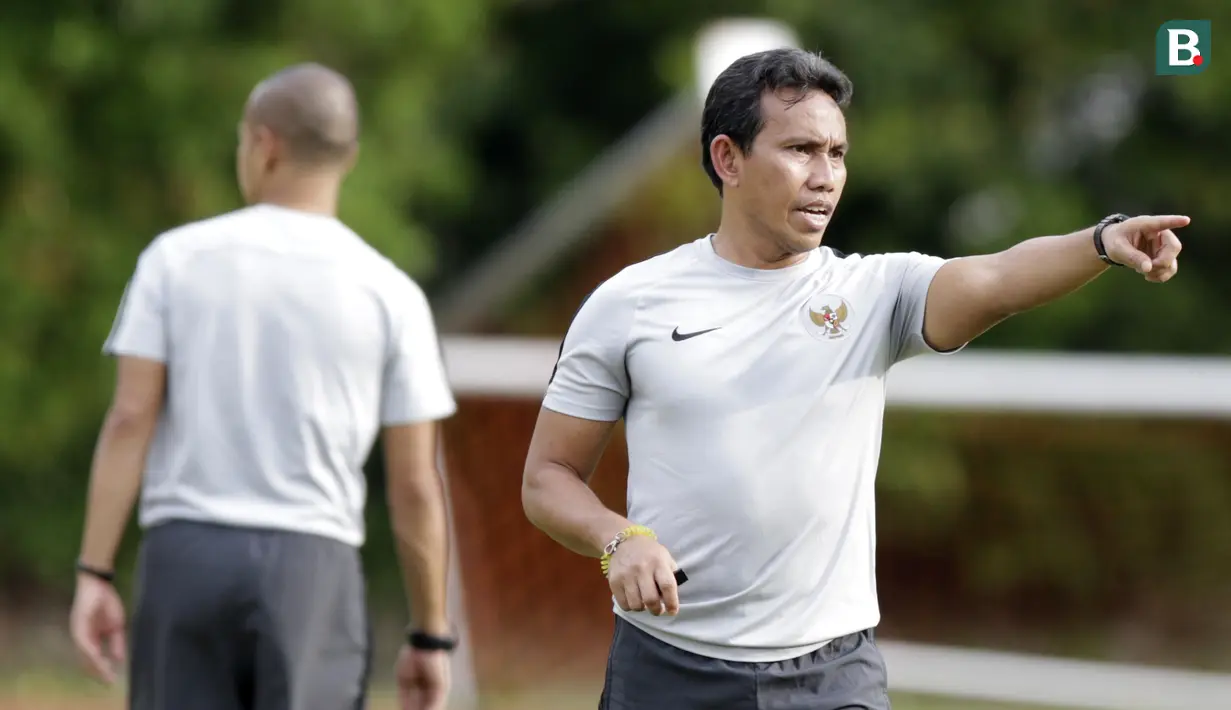Pelatih Timnas Indonesia, Bima Sakti, saat sesi latihan di Stadion Bishan, Singapura, Rabu (7/11). Latihan Timnas ini merupakan persiapan jelang laga melawan Singapura pada Piala AFF 2018. (Bola.com/M Iqbal Ichsan)