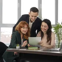 Ilustrasi Rekan Kerja / by freepik