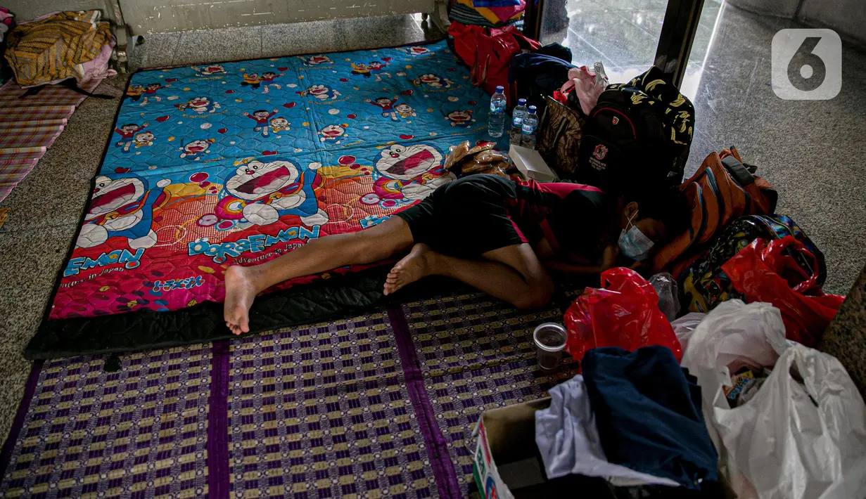Warga korban banjir Cipinang Melayu beristirahat saat mengungsi di Masjid Universitas Borobudur, Jakarta, Minggu (21/2/2021). Sebanyak 60 orang warga dari RW 04 Kelurahan Cipinang Melayu mengungsi karena permukimannya terendam banjir akibat luapan air Kali Sunter. (Liputan6.com/Faizal Fanani)