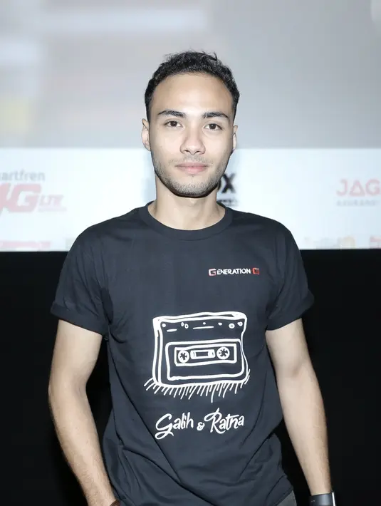 "Lihat muka gua semua di sini (layar) gede banget. Rasanya takut dan deg-degan. Rasanya aneh banget nonton muka sendiri," ucap Refal Hady saat ditemu di kawasan Senayan, Jakarta, Senin (27/2/2017). (Galih W. Satria/Bintang.com)