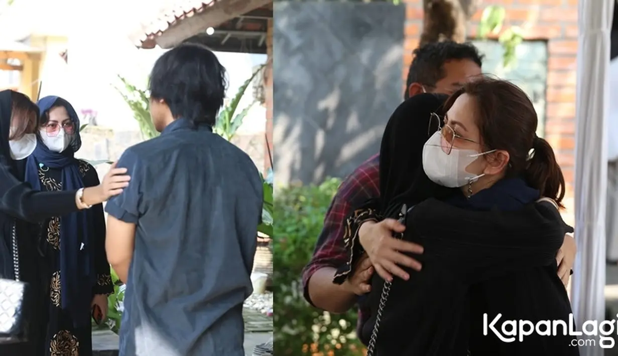 Tampak para pelayat terus berdatangan ke rumah duka. Beberapa selebriti juga sudah mulai berdatangan untuk berdoa dan menyampaikan duka secara langsung kepada pihak yang ditinggalkan. [KapanLagi.com/Budy Santoso]