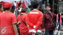 Pedagang menawarkan syal kepada suporter Timnas Indonesia di sekitar Stadion Pakansari, Bogor, Sabtu (3/12). Timnas Indonesia akan melakoni laga semifinal pertama Piala AFF 2016 melawan Vietnam. (Liputan6.com/Helmi Fithriansyah)