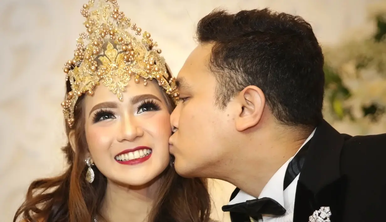 Meski sempat dihantui perasaan gugup menjelang mengucap ijab kabul, Gilang Dirga akhirnya sukses melafalkan di depan penghulu dan saksi nikah. Gilang Dirgahari resmi menjadi suami dari Adiezty Fersa. (Bambang E. Ros/Bintang.com)