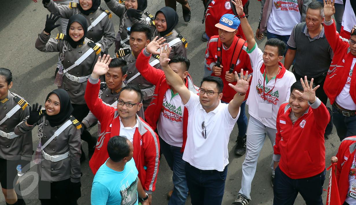 Ketua Umum Taruna Merah Putih Maruarar Sirait bersama dengan Wali Kota Bandung Ridwan Kamil dan peserta Kirab Kebangsaan saat melakukan long marc ke Halaman Desa Rancasari, Pamanukan, Subang, Jawa Barat pada Sabtu (4/3). (Liputan6.com/Johan Tallo)