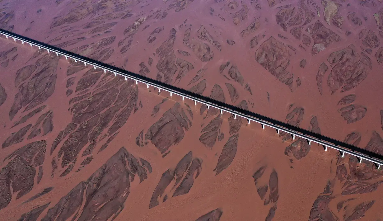 Foto dari udara yang diabadikan pada 16 Agustus 2020 ini menunjukkan Sungai Tuotuo, hulu dari Sungai Yangtze, di Provinsi Qinghai, China barat laut. (Xinhua/Wu Gang)
