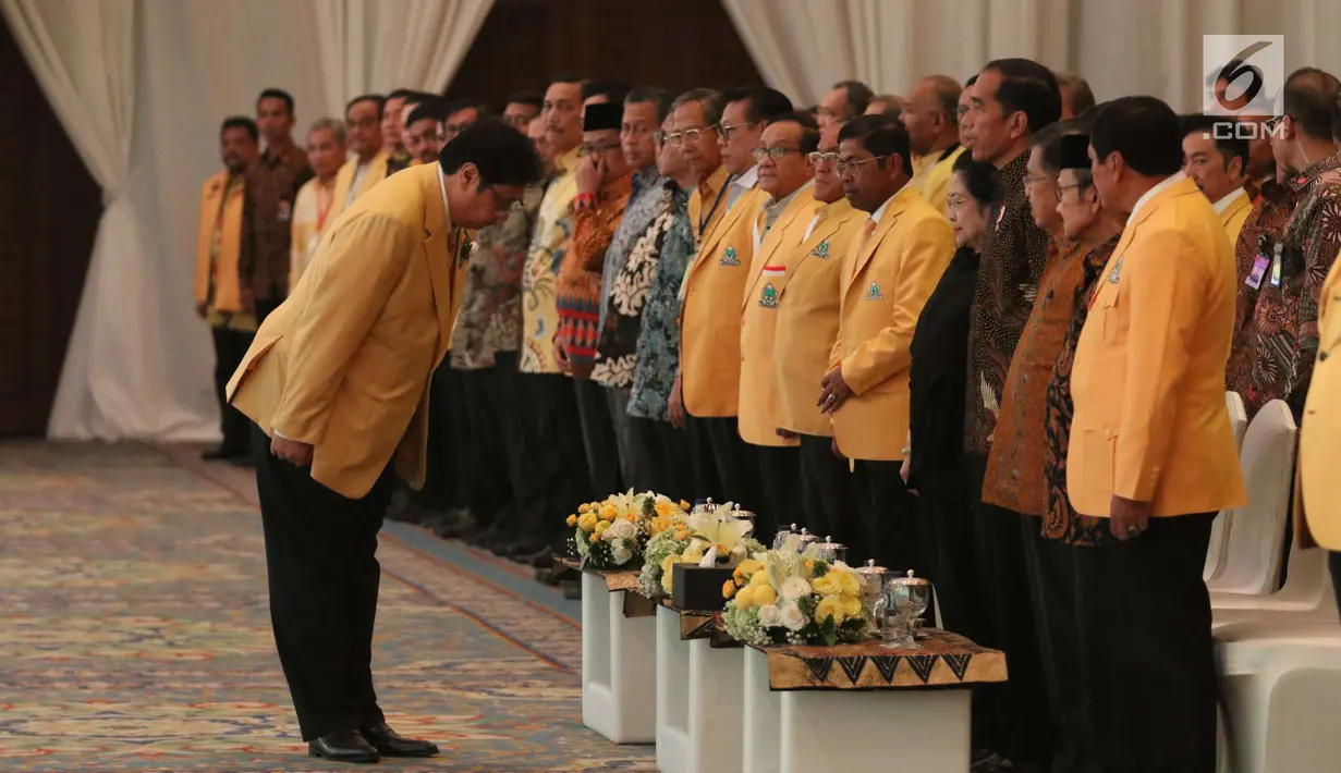 Ketua Umum Partai Golkar Airlangga Hartarto memberikan salam kepada Presiden Jokowi, Wakil Presiden Jusuf Kalla dan Ketum PDIP Megawati Soekarnoputri saat menghadiri pembukaan Munaslub Partai Golkar di Jakarta, Senin (18/12). (Liputan6.com/Angga Yuniar)