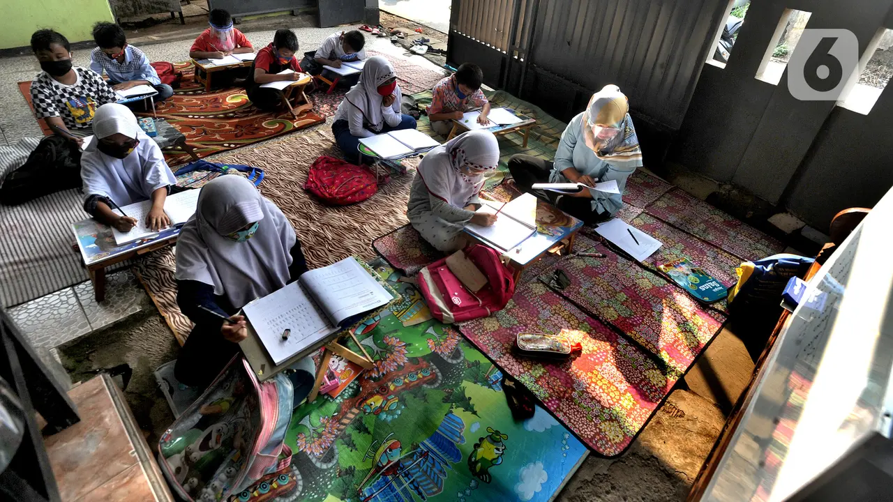FOTO: KBM di Rumah Guru Karena Murid Kesulitan Belajar Online