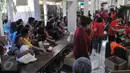 Ratusan warga menyerbu Pasar Murah yang digelar Rumah Hati Suci, Jakarta, Minggu (21/6/2015). Warga terlihat  antusias membeli pakaian di pasar murah tersebut. (Liputan6.com/Herman Zakharia)