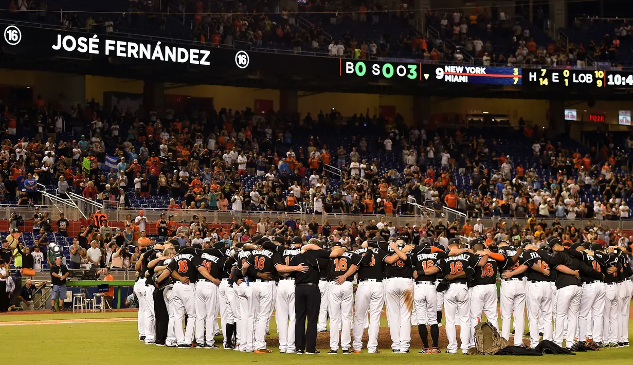 Tim Bisbol Miami Marlins memberikan penghormatan kepada salah satu pemainnya Jose Fernandez yang meninggal dalam sebuah kecelakaan di pantai Miami di Marlins Park, Senin (26/9). (Reuters/ Jasen Vinlove/ USA TODAY Sport)