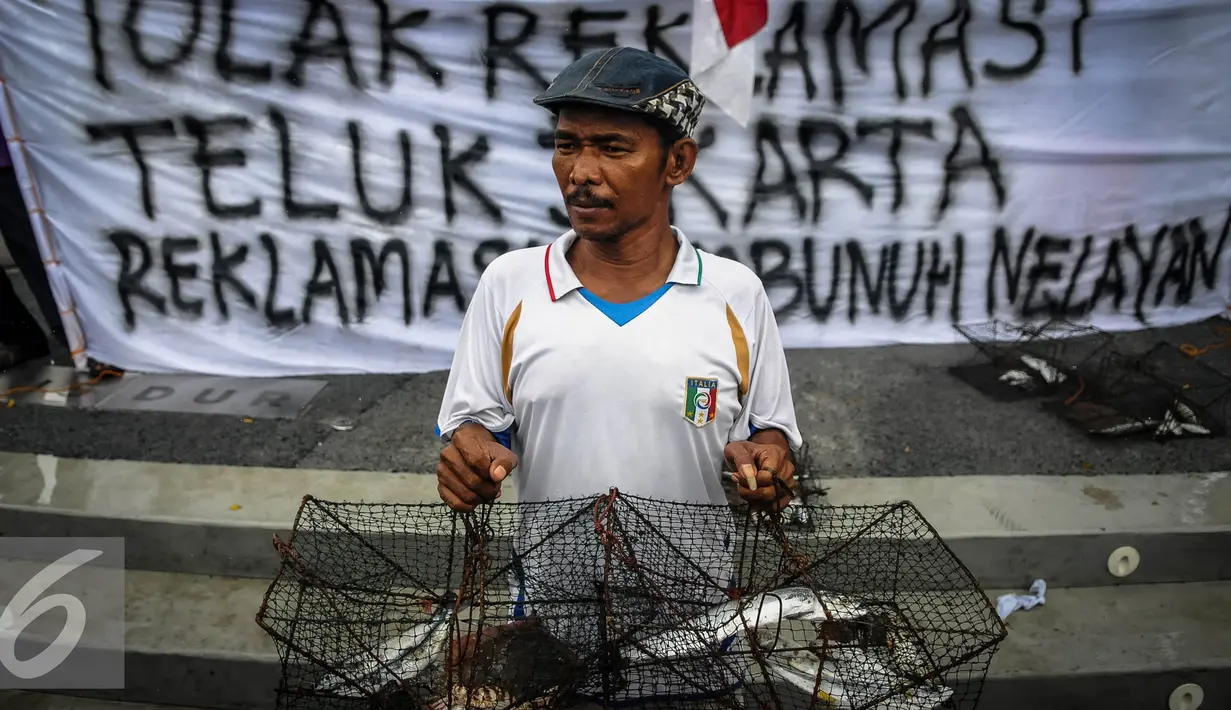 Nelayan menunjukan ikan saat menggelar aksi Tolak Reklamasi Teluk Jakarta di Depan Istana, Jakarta, Senin (19/9). Dalam aksinya mereka menolak pelaksanaan reklamasi Teluk Jakarta meski pemerintah sepakat melanjutkannya. (Liputan6.com/Faizal Fanani)