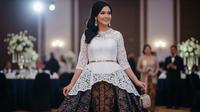 Model Atasan Brokat dengan Rok Batik Payung (AI)
