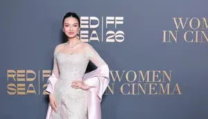 Raline Shah Kembali Berkebaya di Festival Film Cannes 2026, Foto Bareng Chloe Zhao