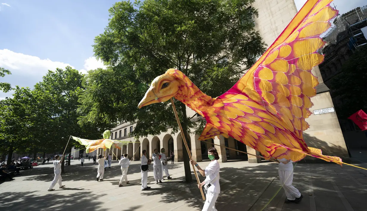 Para pengunjuk rasa mengikuti demonstrasi bertajuk Extinction Rebellion di pusat kota Manchester, Inggris (1/9/2020). Mereka menyerukan kepada anggota parlemen untuk mendukung RUU darurat iklim yang menurut mereka akan mempercepat kemajuan Inggris dalam mengurangi emisi karbonnya. (Xinhua)