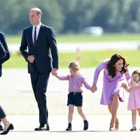 Saat banyak orang menginginkan hidup seperti keluarga kerajaan, Pangeran William dan Kate Middleton malah melakukan hal sebaliknya. (GETTY IMAGESKARWAI TANG/Cosmopolitan)