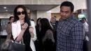 Artis Velove Vexia sekaligus putri pengacara OC Kaligis mendatangi Gedung KPK, Jakarta, Kamis (23/7/2015). Velove akhirnya dapat bertemu dengan ayahnya yang menjadi tersangka kasus dugaan suap tiga Hakim PTUN Medan. (Liputan6.com/Yoppy Renato)