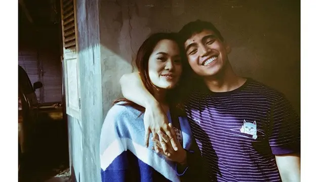 6 Potret Vadi Akbar, Adik Vidi Aldiano yang Juga Seorang Penyanyi